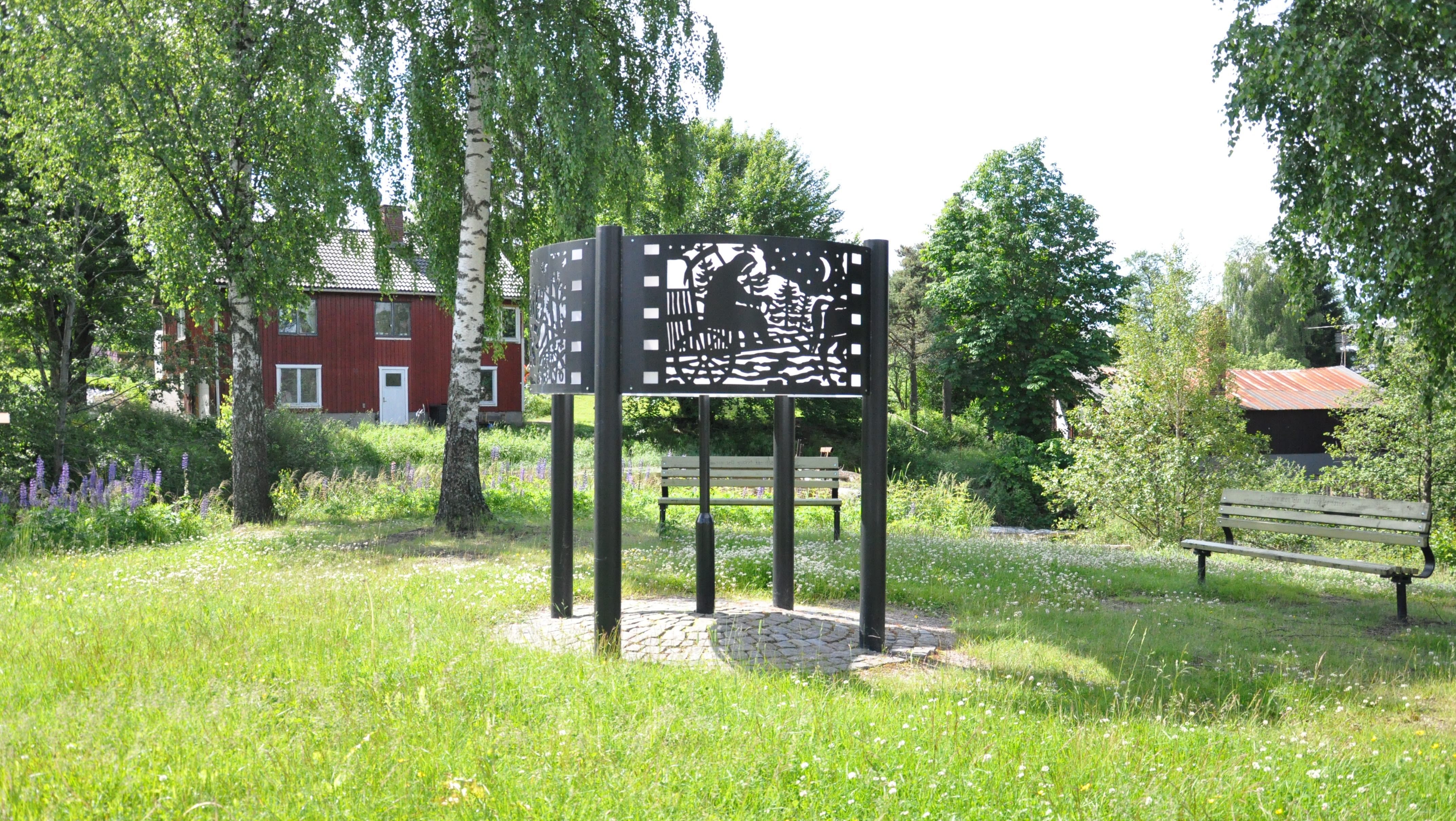 Bild på monumentet över Victor Sjöström. Fotot är taget en solig sommardag.