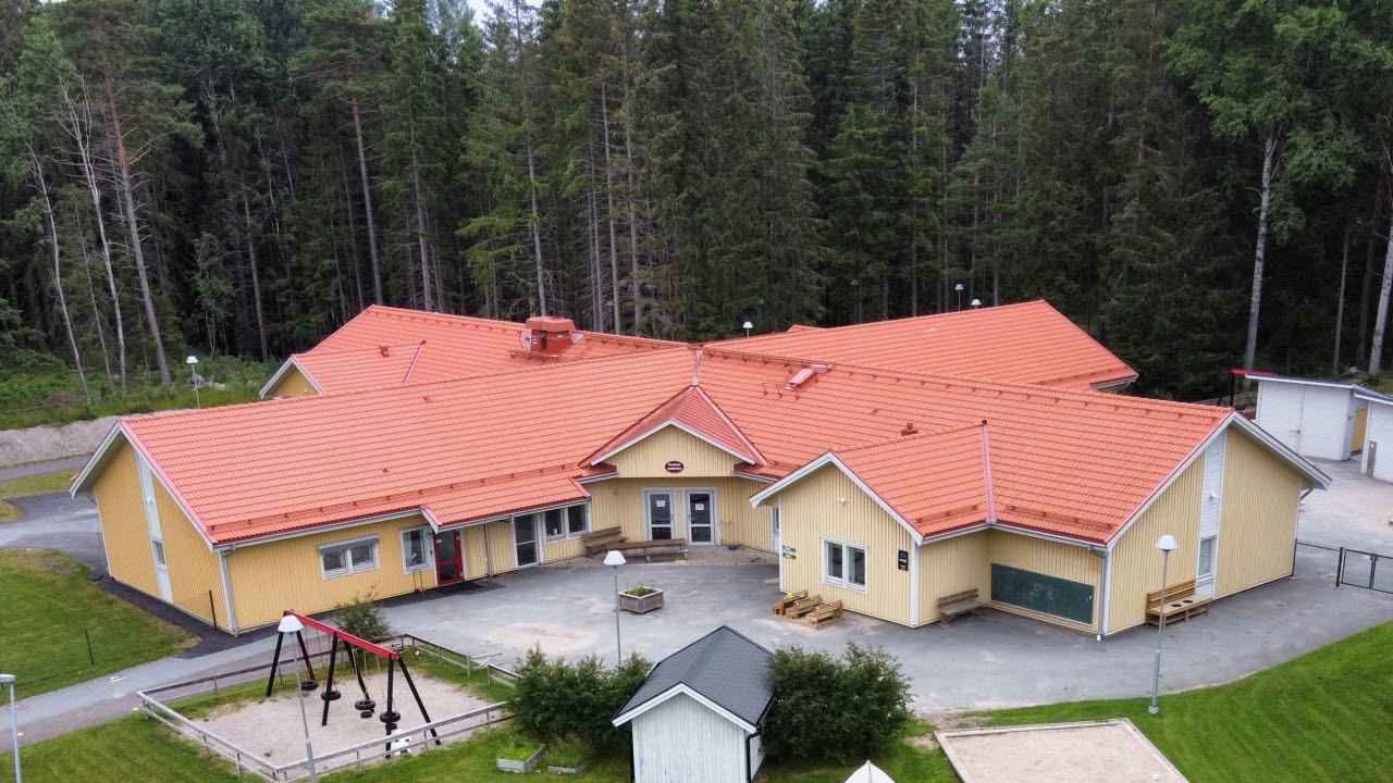 Ett hus med träd i bakgrunden