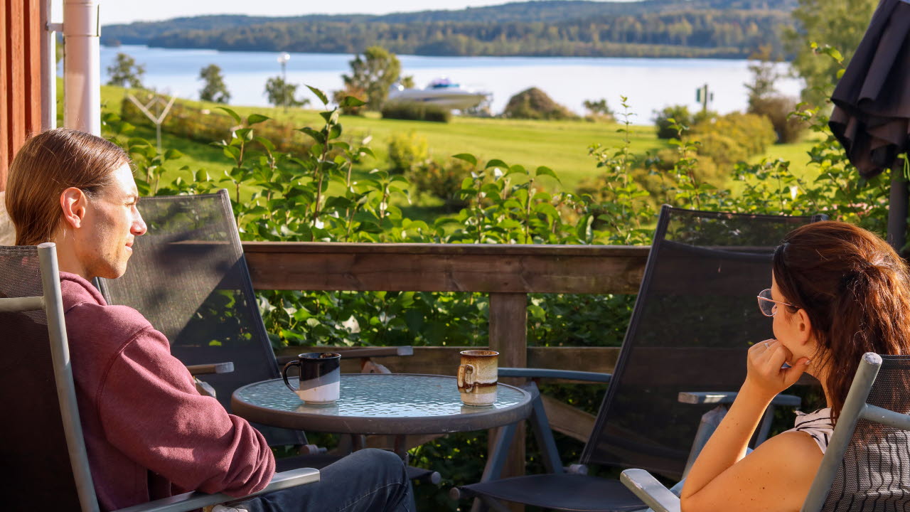 Familj vandrar längs med kanalen i Lennartsfors