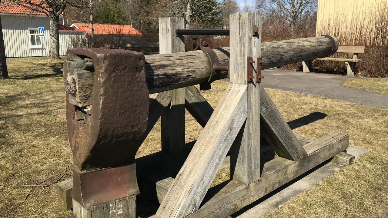 Hästar i sten framför Årjängstrollet