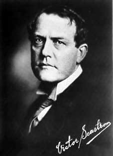 Svartvitt porträtt-fotografi på Victor Sjöström med hans namnteckning i nedre högra hörnet.