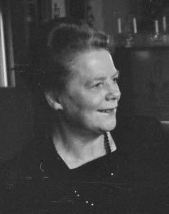 Svartvitt porträtt-fotografi på Clara Johansson.