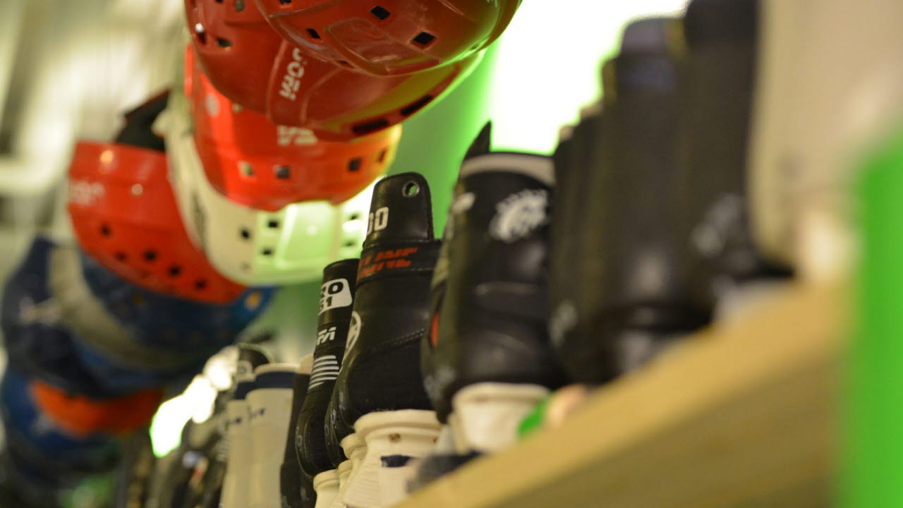 Hjälmar och skridskor