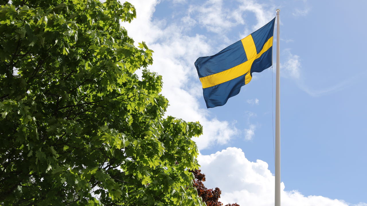 Svenska flaggan mot blå himmel