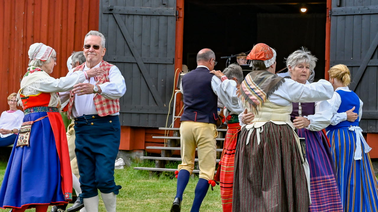 Dansande människor i folkdräkt