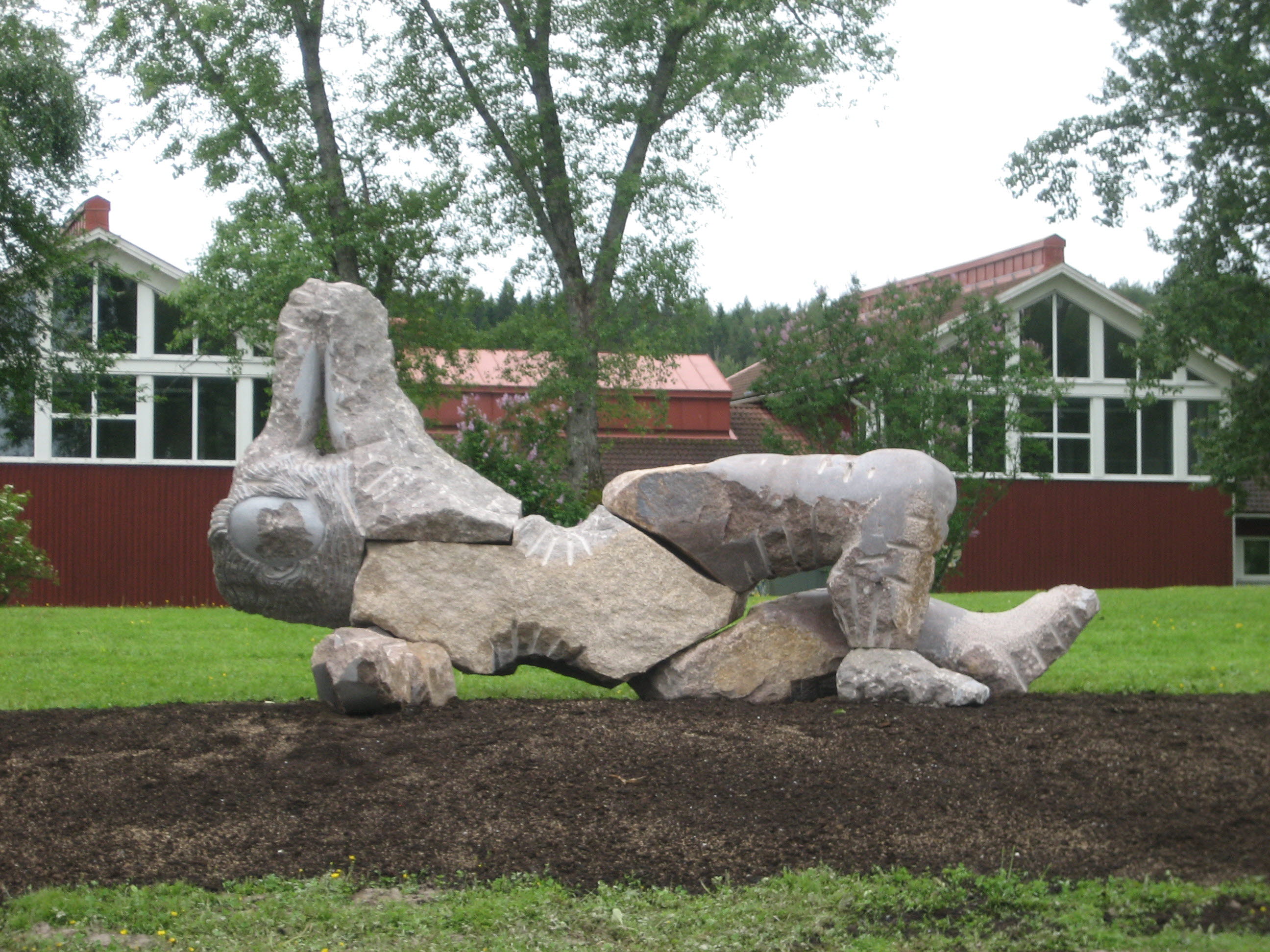 Skulptur av Lolo Funck, finns utomhus vid Kyrkeruds folkhögskola. Skulpturen heter "Solbadande kvinna".