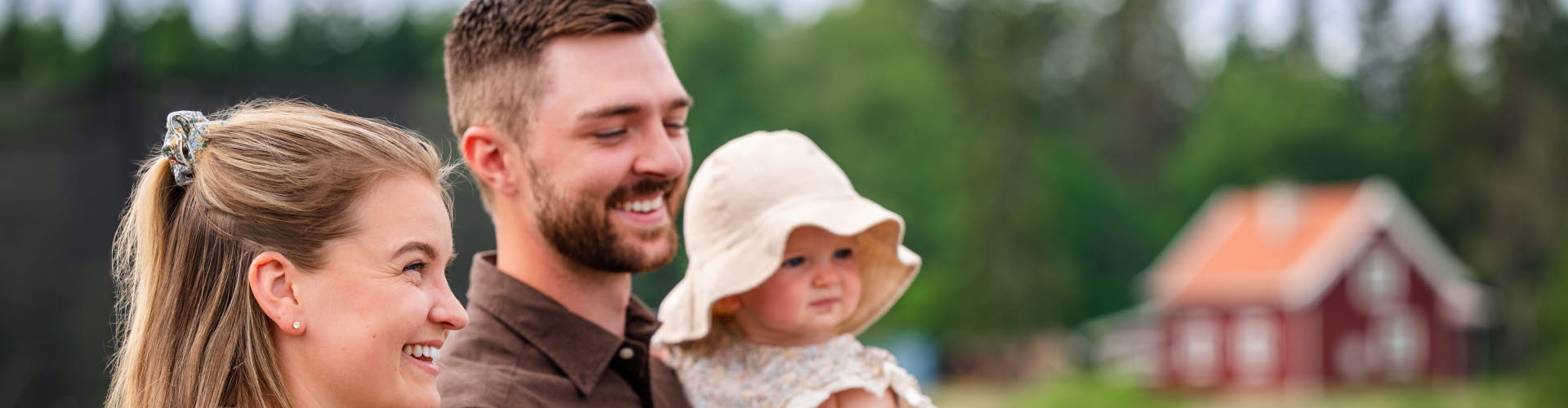 En familj tar emot en nyckel till ett hus av en mäklare