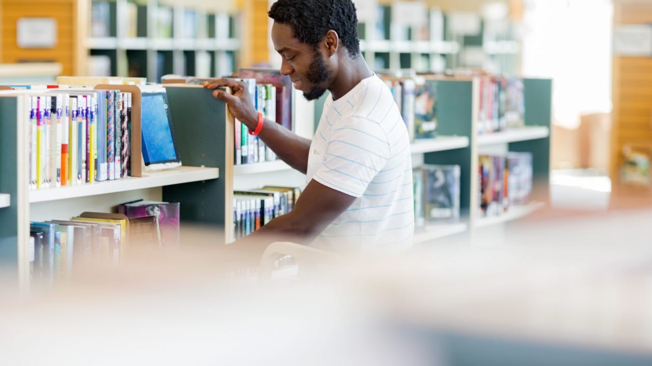 Bibliotekarie i ett bibliotek