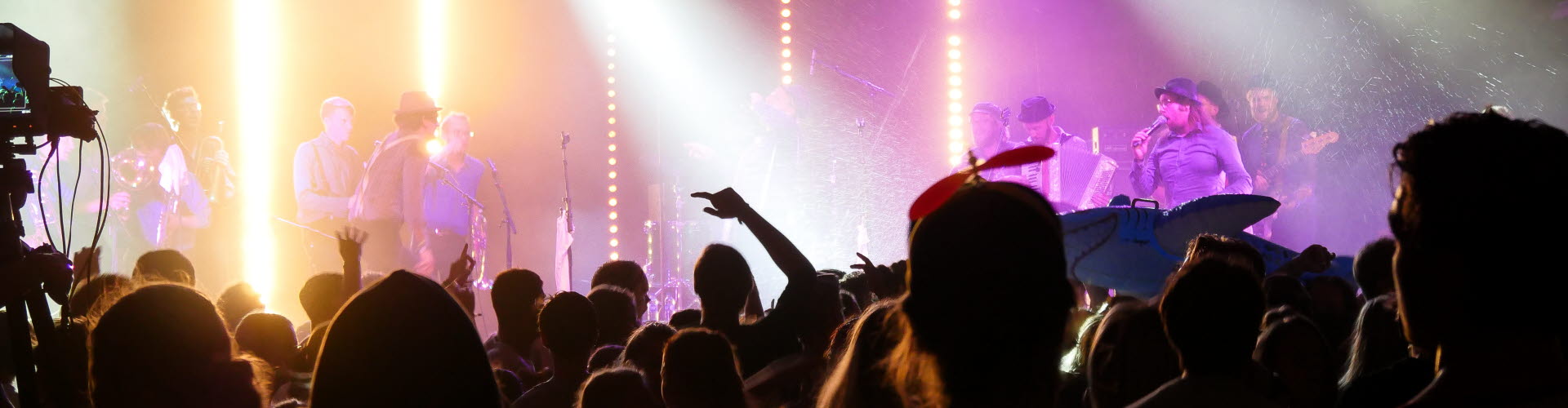 En bild på publik och uppträdare på en konsert