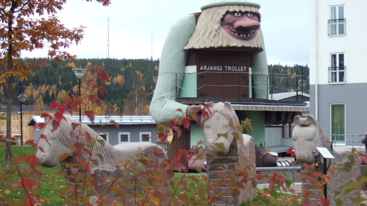 Tre stenhästar med Årjängstrollet i bakgrunden