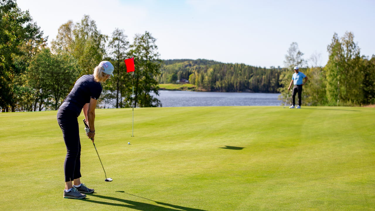 Par spelar golf på Årjängs golfbana