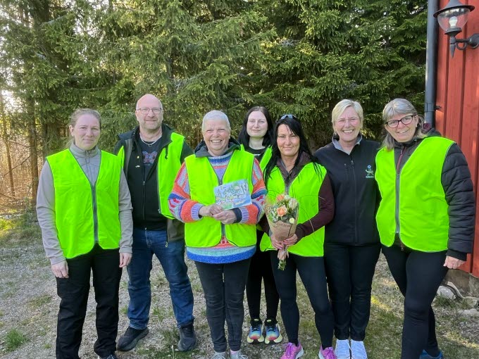 Kultur och fritidsnämndens ordförande Tina Kristiansson delar ut ungdomsledarpriset till IK Spring Väst