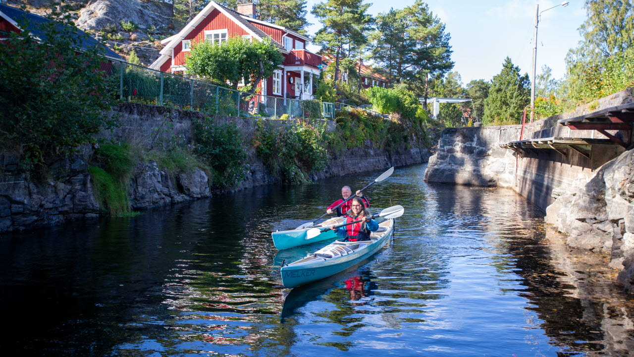 Familj vandrar längs med kanalen i Lennartsfors