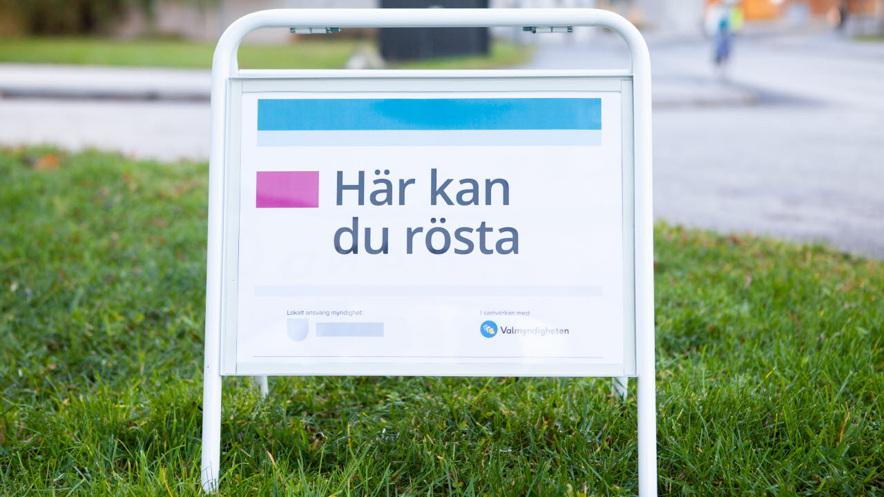 Svenska flaggan mot blå himmel