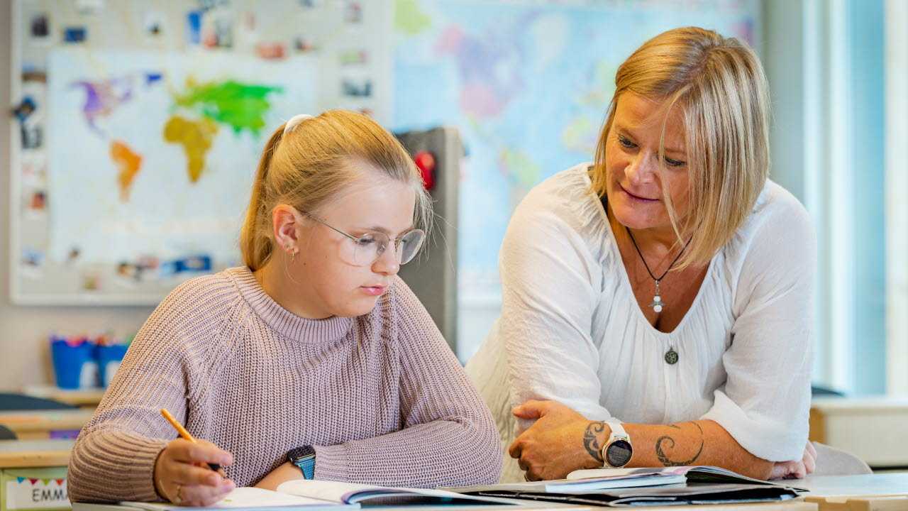 Lärare med elev i skolan