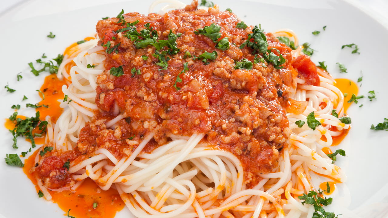Spagetti och köttfärssås på tallrik