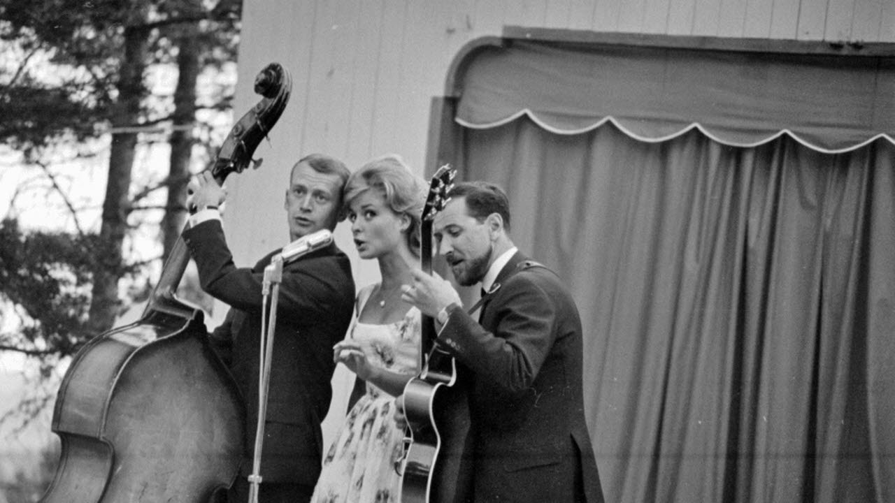 Grynet Molvig med musikerna Beppo Gräsmark och Berndt Öst uppträder i Folkets park, Årjäng. Lions vårmässa i maj 1964. Lions 1964