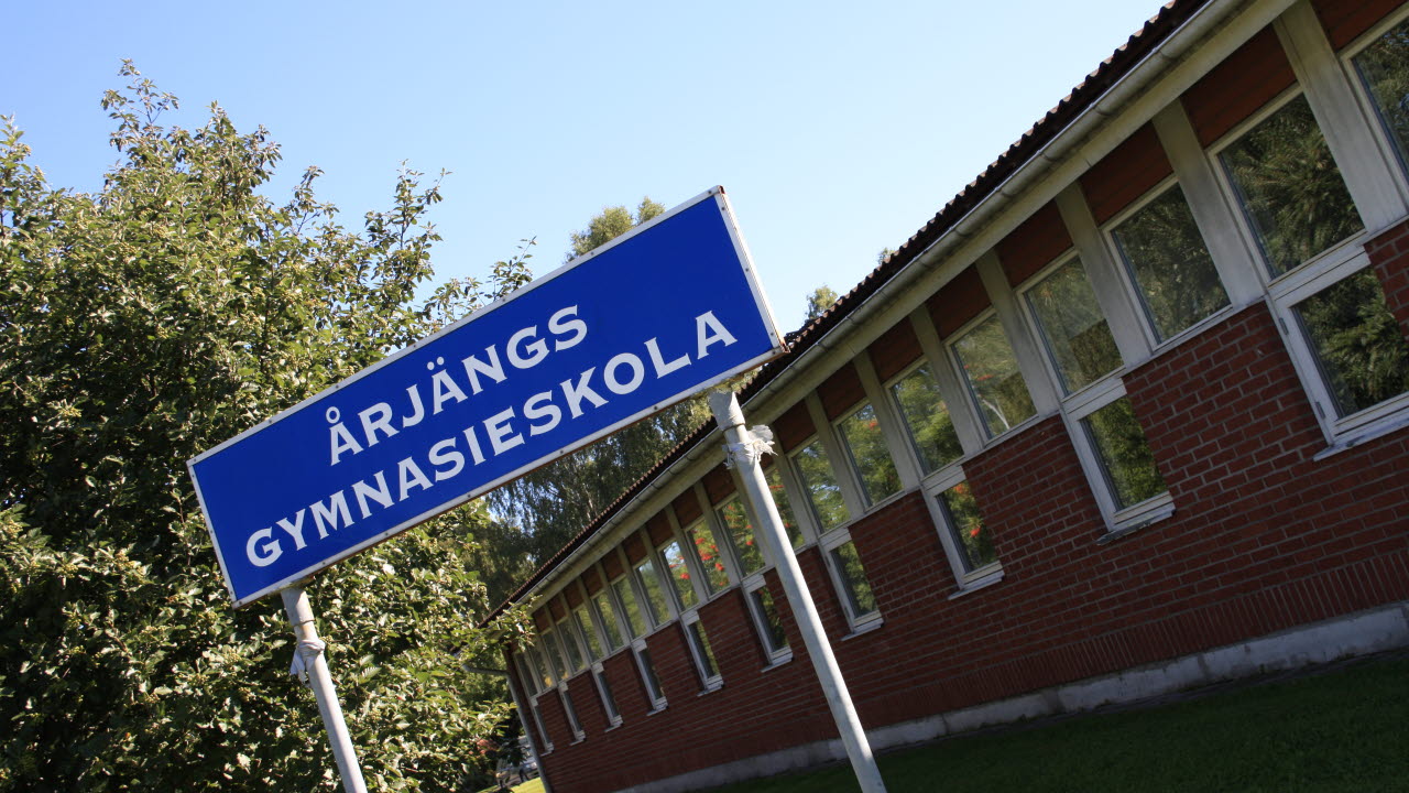 Gatuskylten framför Årjängs gymnasieskola