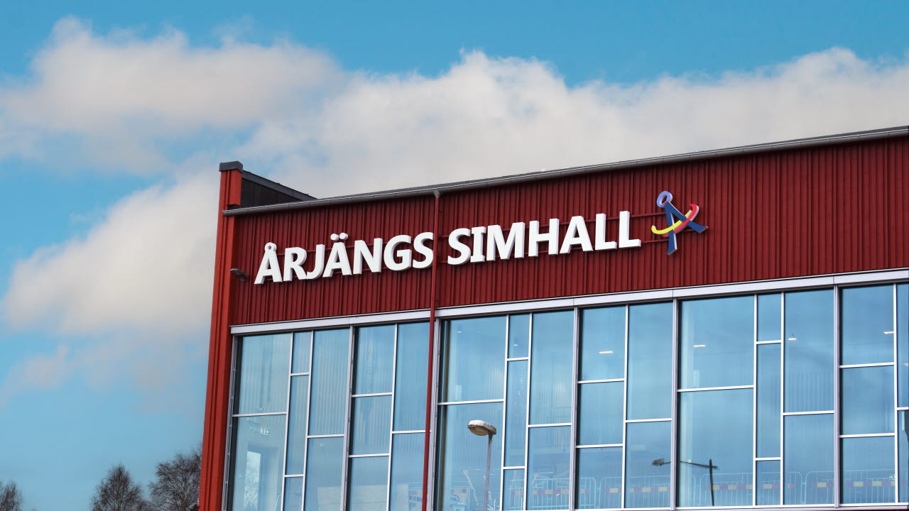 Framsidan av Årjängs simhalls fasad
