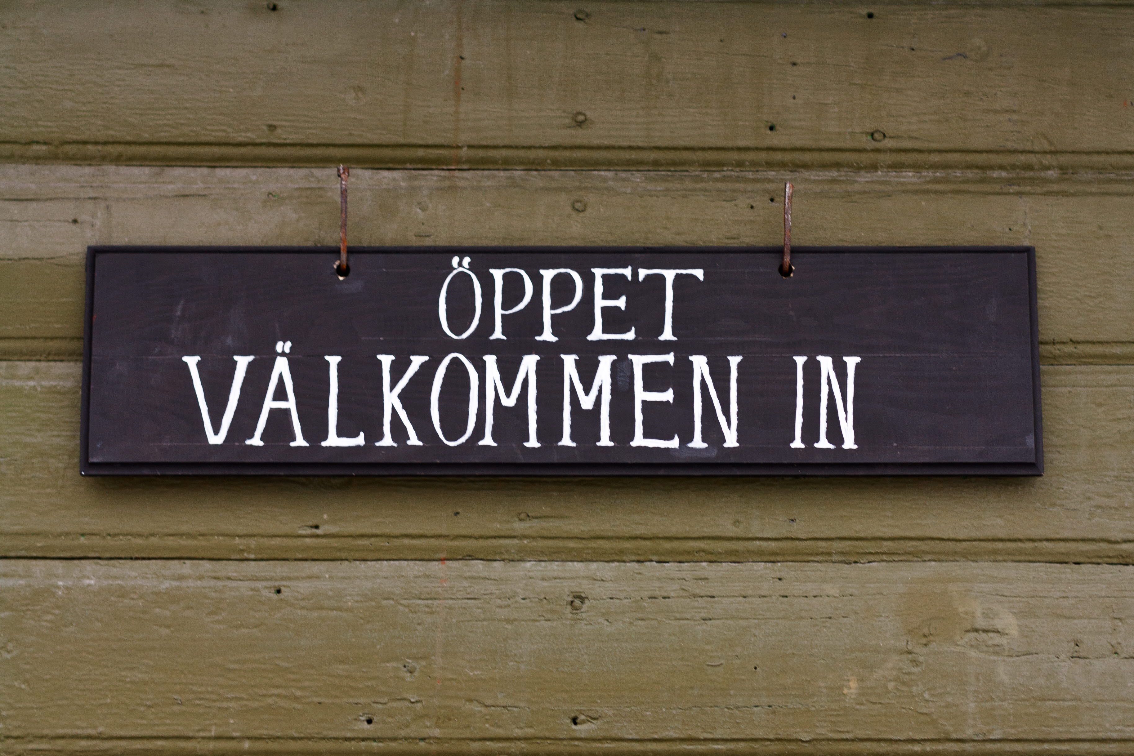 Personer sitter kring ett bord och samtalar