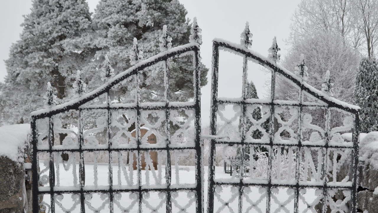 Porten vid Silbodals minneslund, täckt av snö och is.