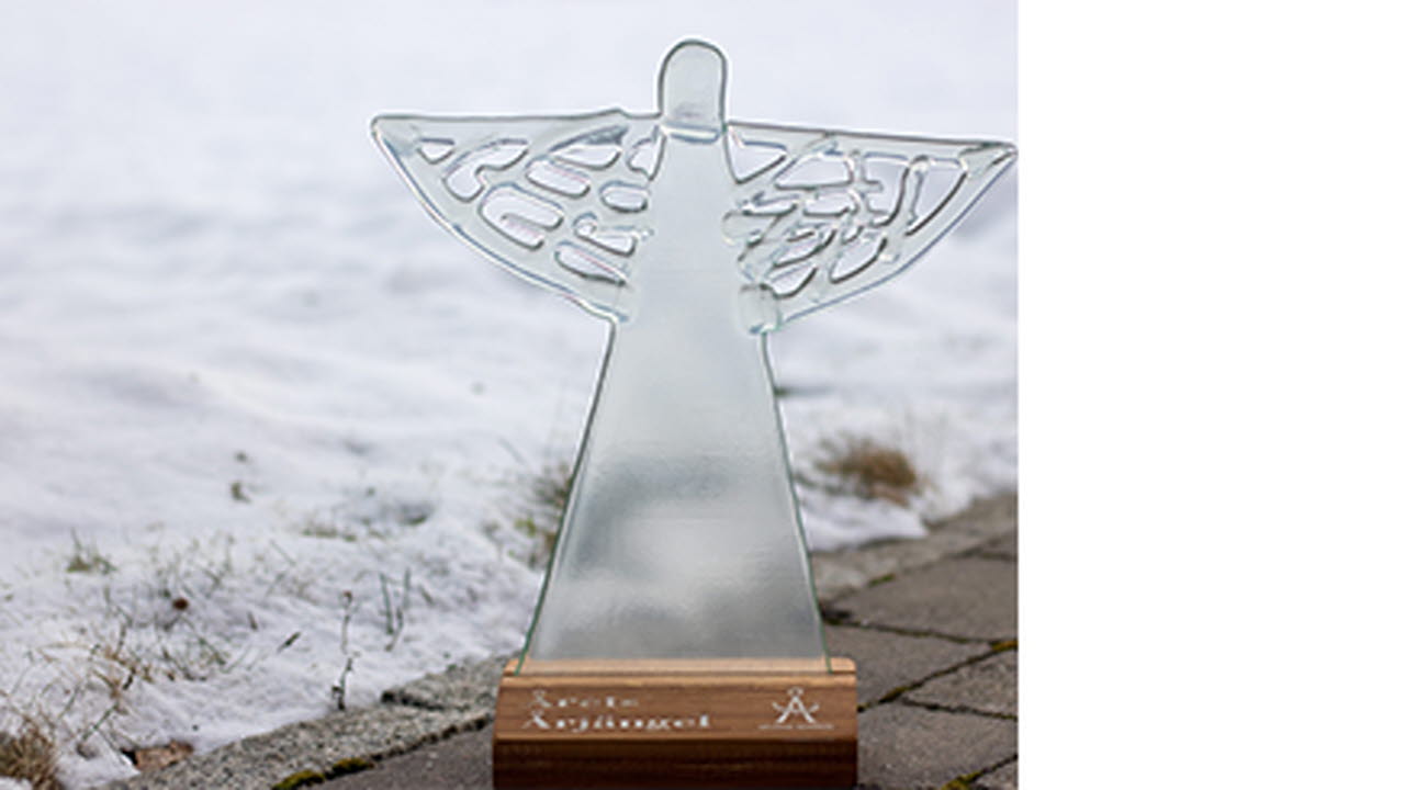 En glasängel i snön, priset som man vinner om man blir årets Årjängel