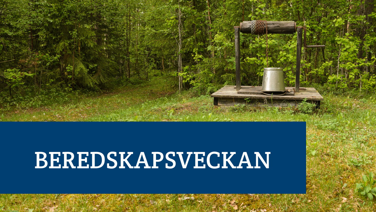 En gammal brunn vid en skogsdunge - bild med mörkblå ram med text i vitt: Beredskapsveckan