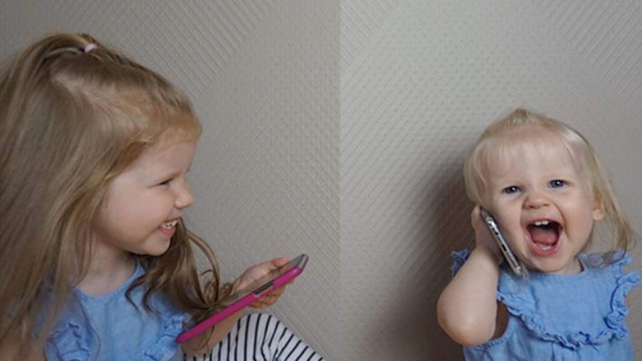 Barn pratar i telefon