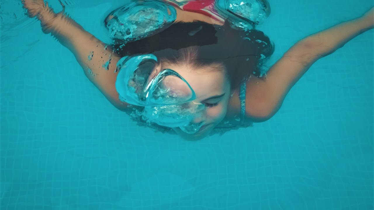 Barn som övar på sina simfärdigheter