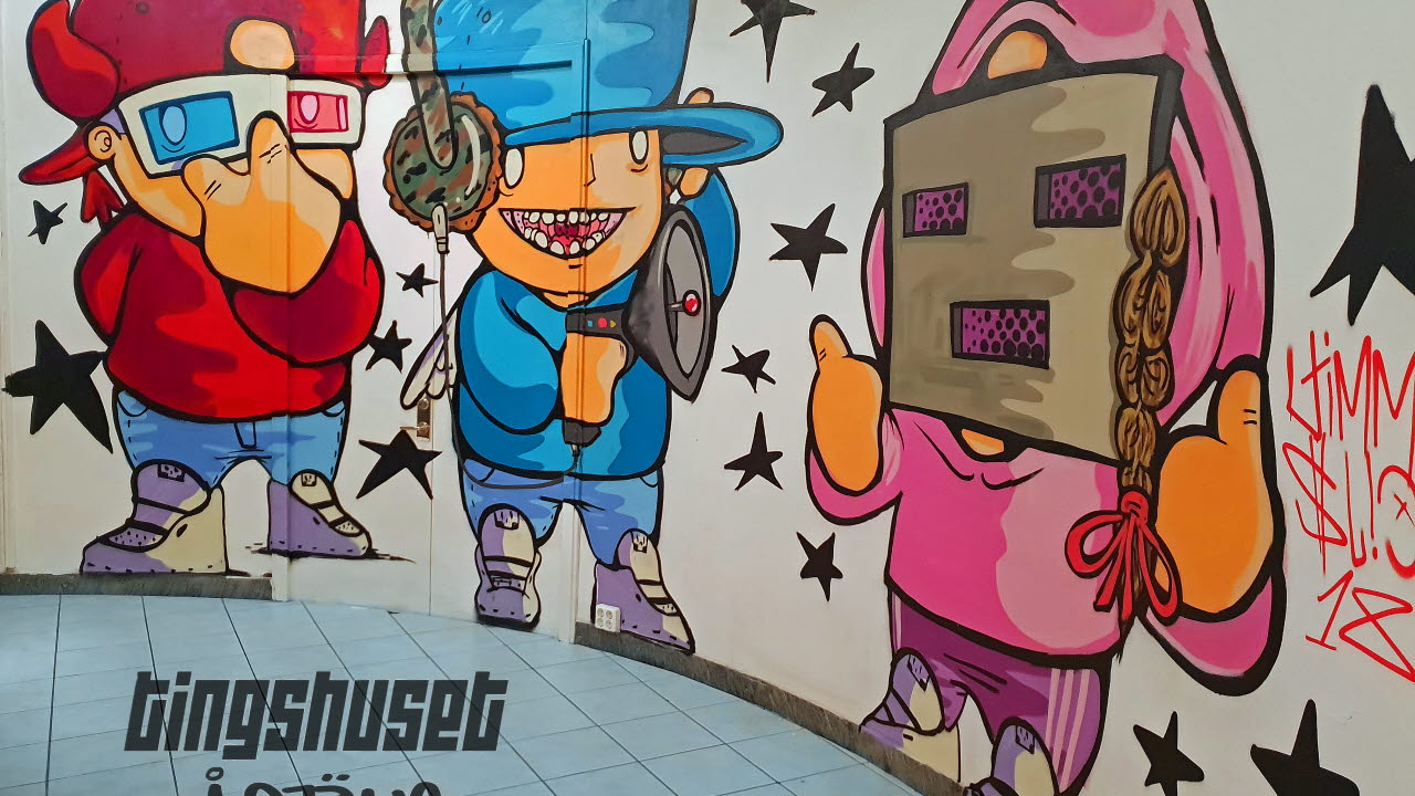 Färgglad väggmålning i Tingshuset