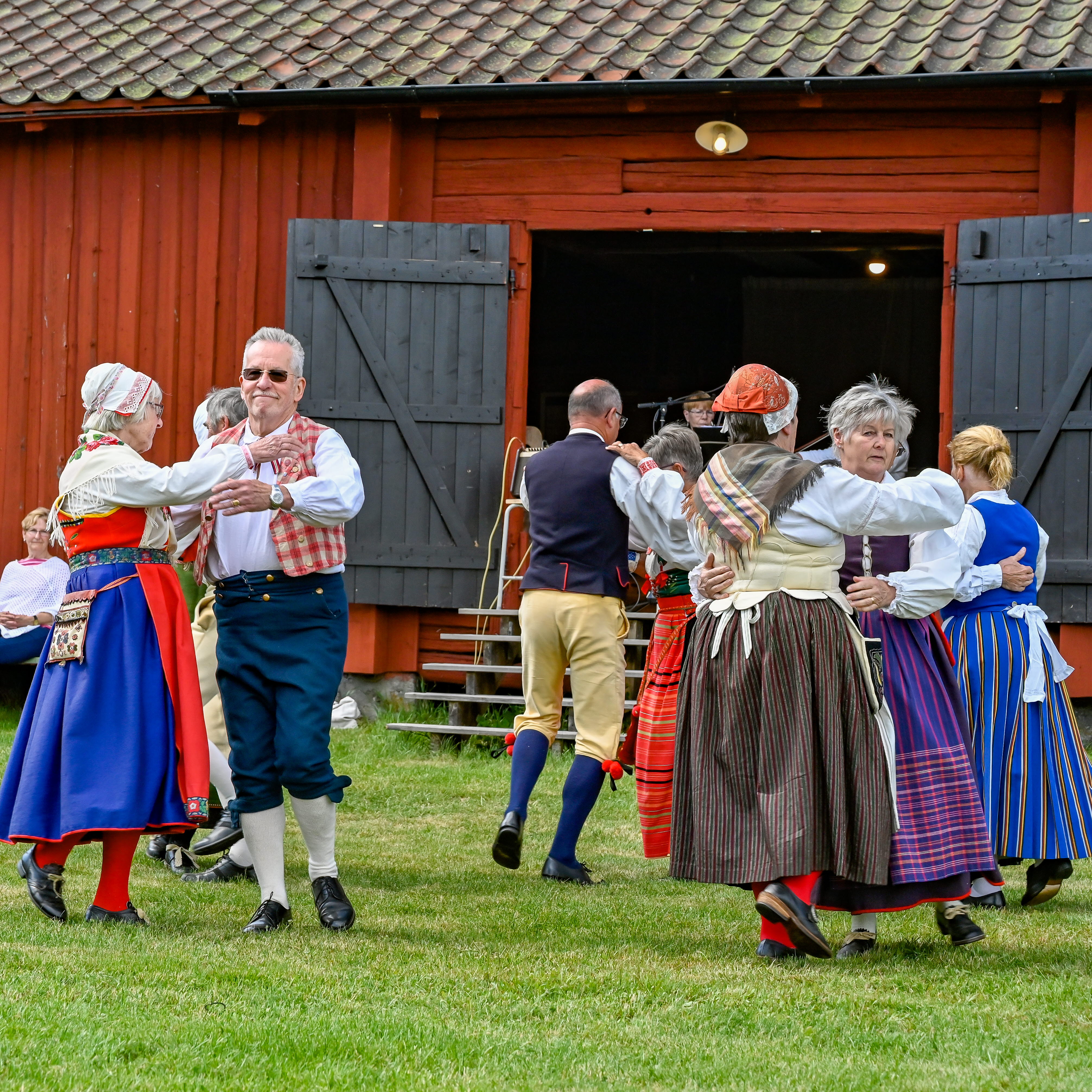 Människor som dansar i folkdräkt