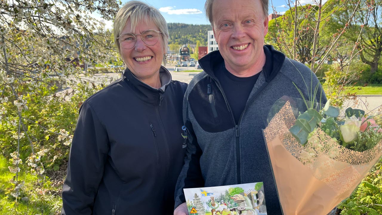 Lennart Nilsson delar ut Årets Årjängel till Svea Jonsson