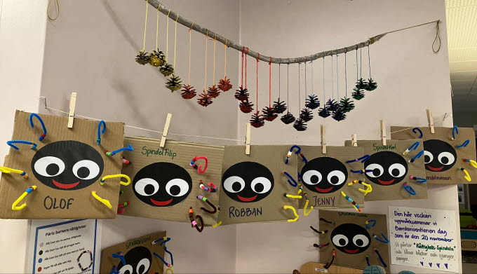 Barnens pysslade rättighetsspindlar med pärlor som symboliserar olika artiklar i Barnkonventionen.