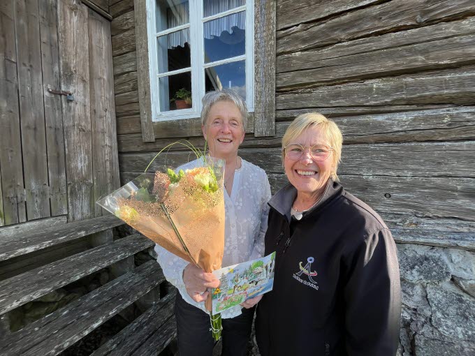 Lennart Nilsson delar ut Årets Årjängel till Svea Jonsson