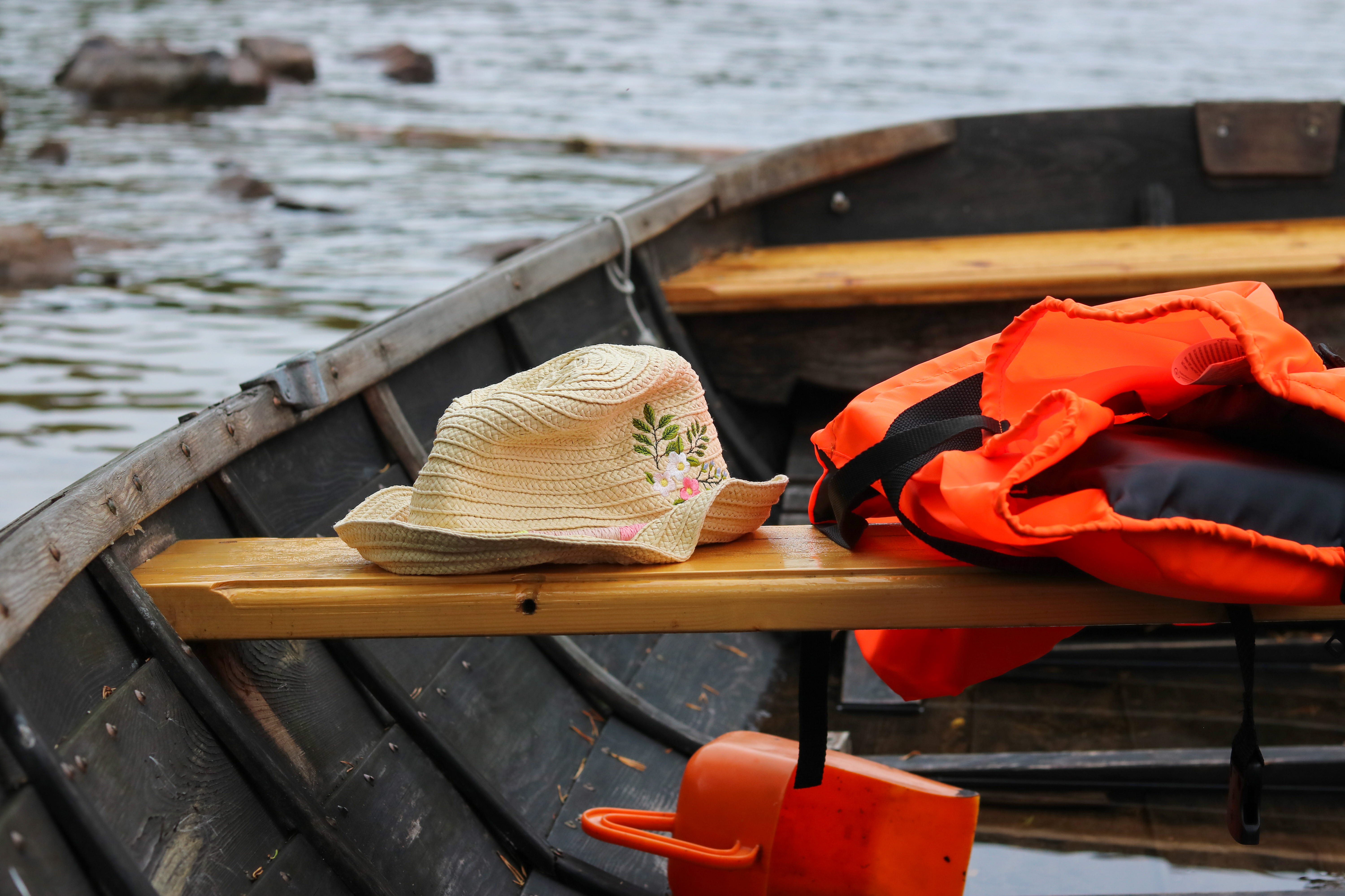 Flytväst och hatt som ligger i en träeka