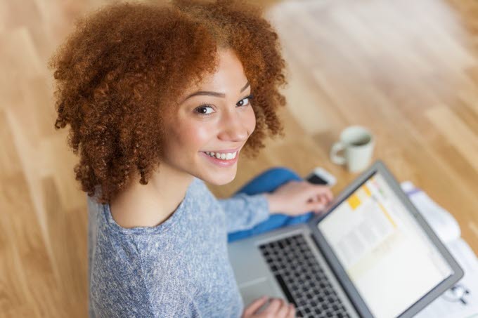 Ung kvinna med laptop