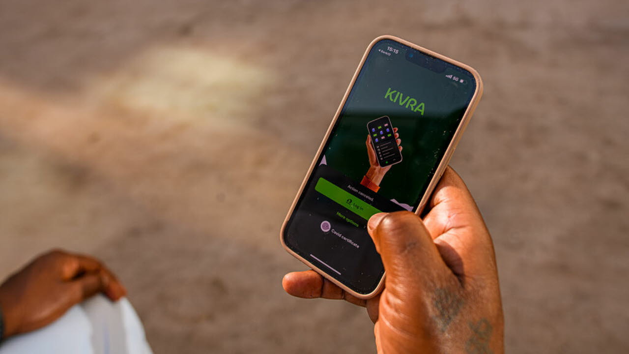 Hand som håller i en mobiltelefon som har Kivra-appen öppen och är på väg att logga in