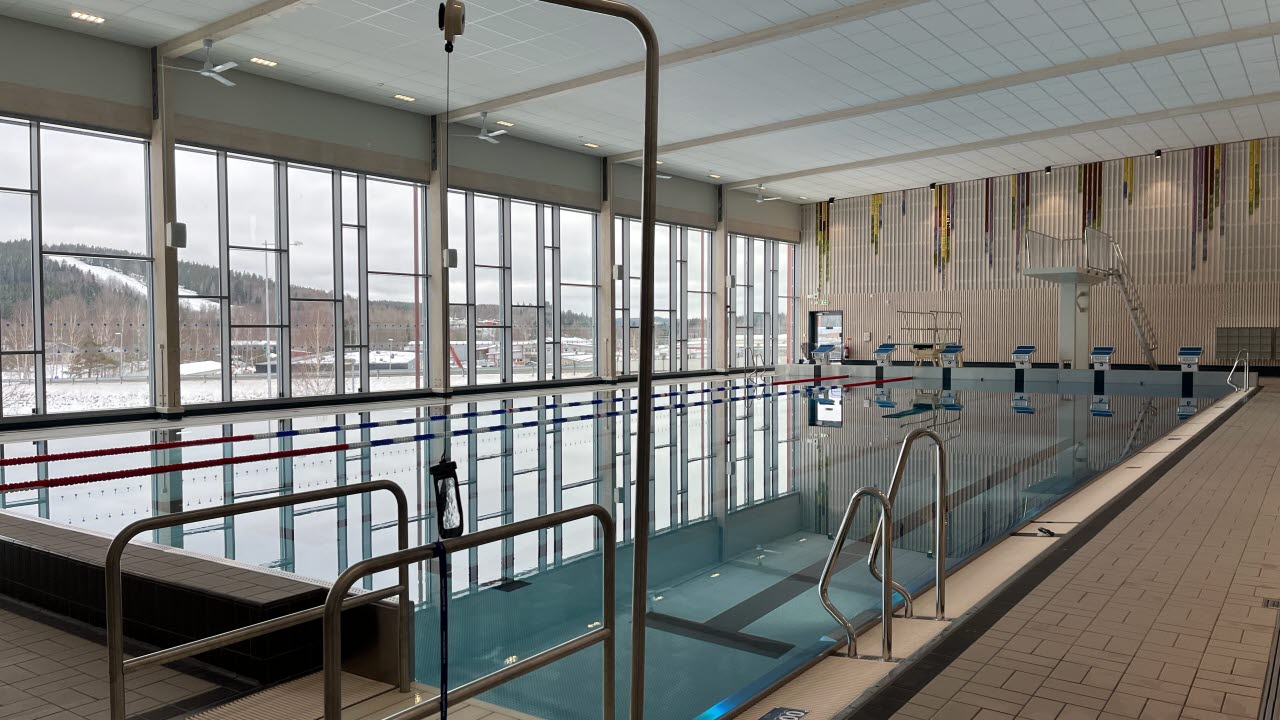 Vy över stora bassängen och hissen som går ner i bassängen.