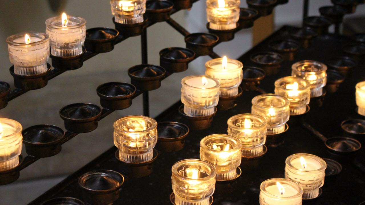 Ett antal ljus i en ljuständningscermoni i en kyrka