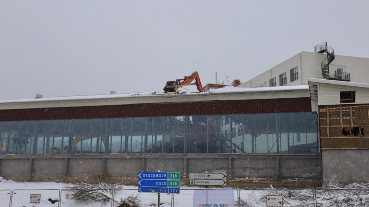 Grävmaskin river tak på simhallen i Årjäng