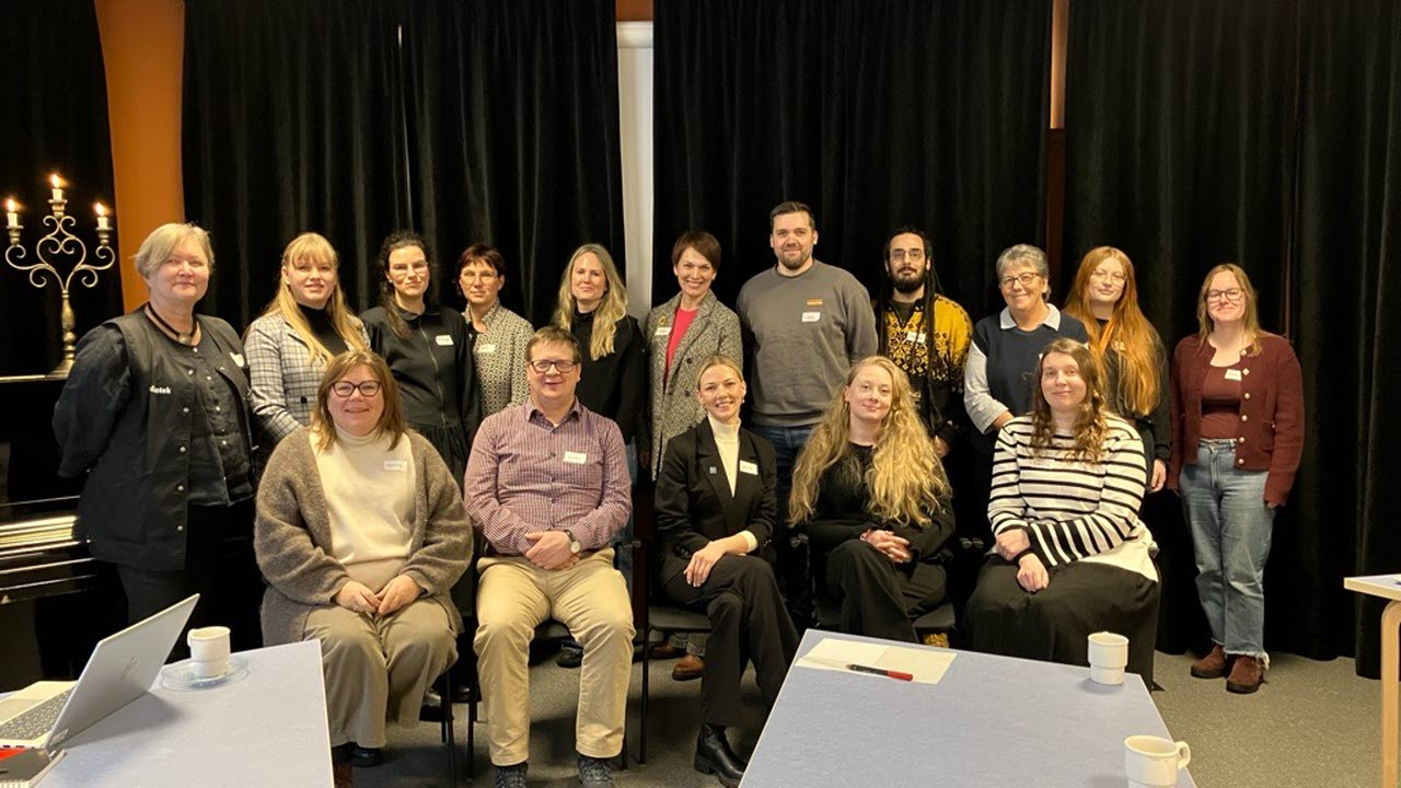 {"X":0.11,"Y":0.0,"Width":0.75,"Height":1.0}