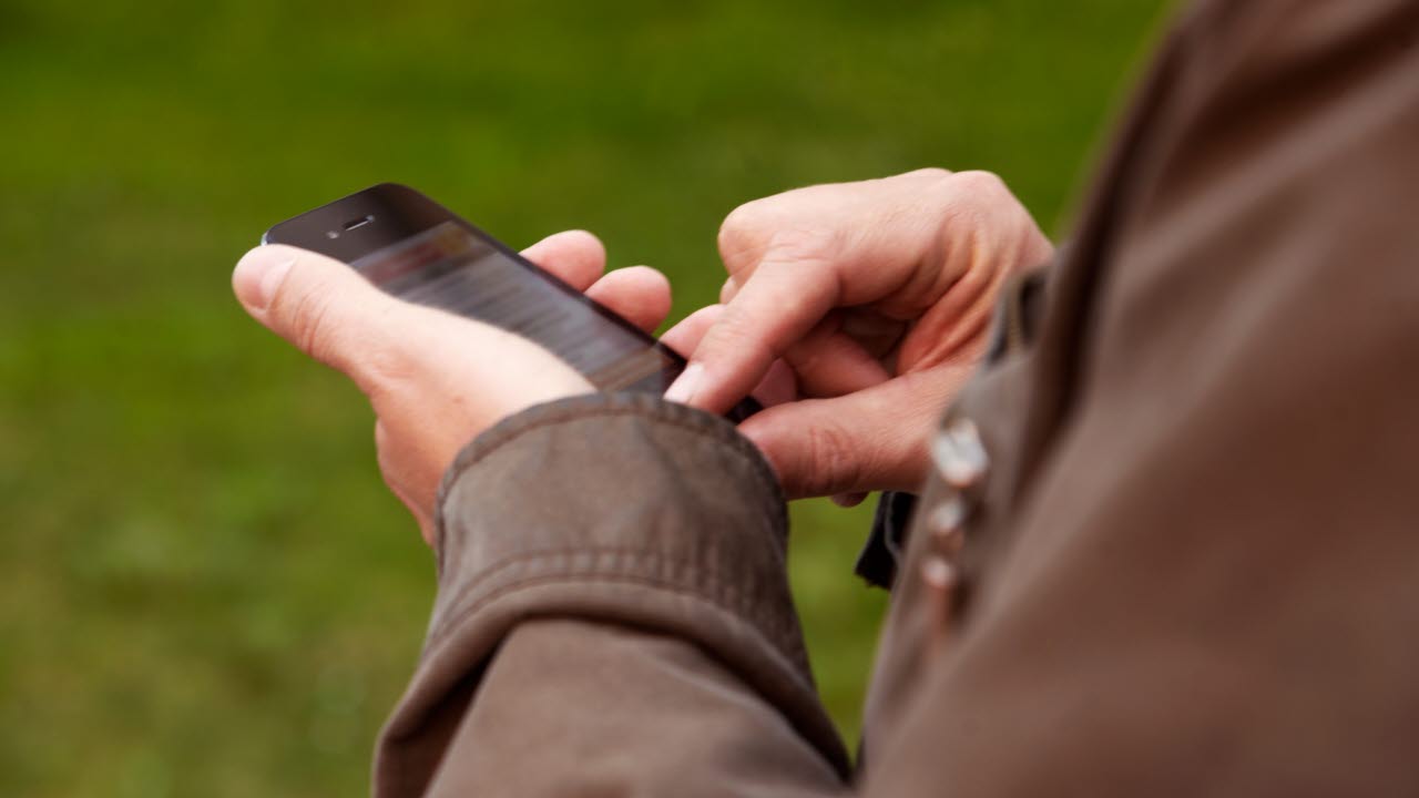 Händer som använder en telefon