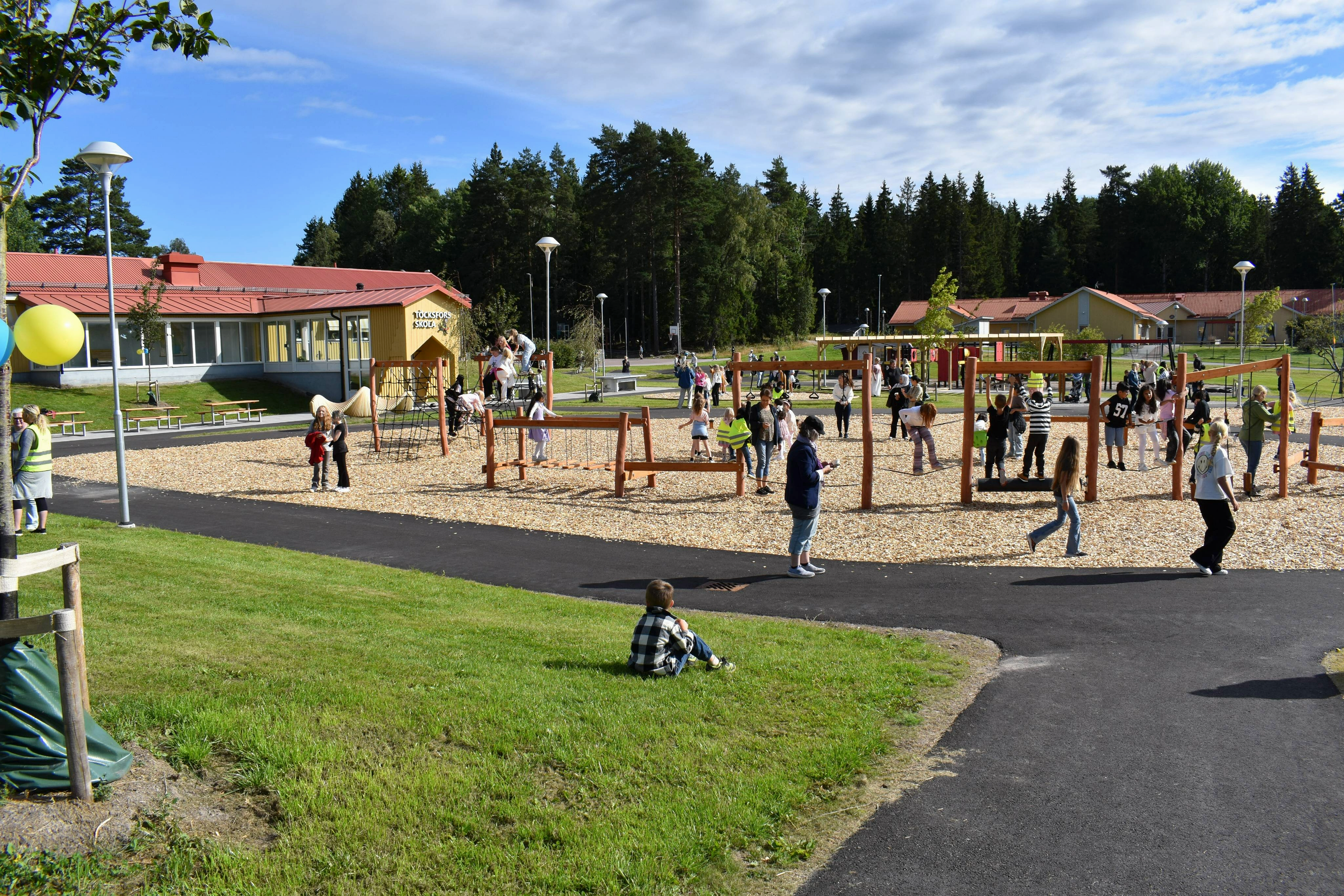 Lekande barn på Töcksfors skolgård