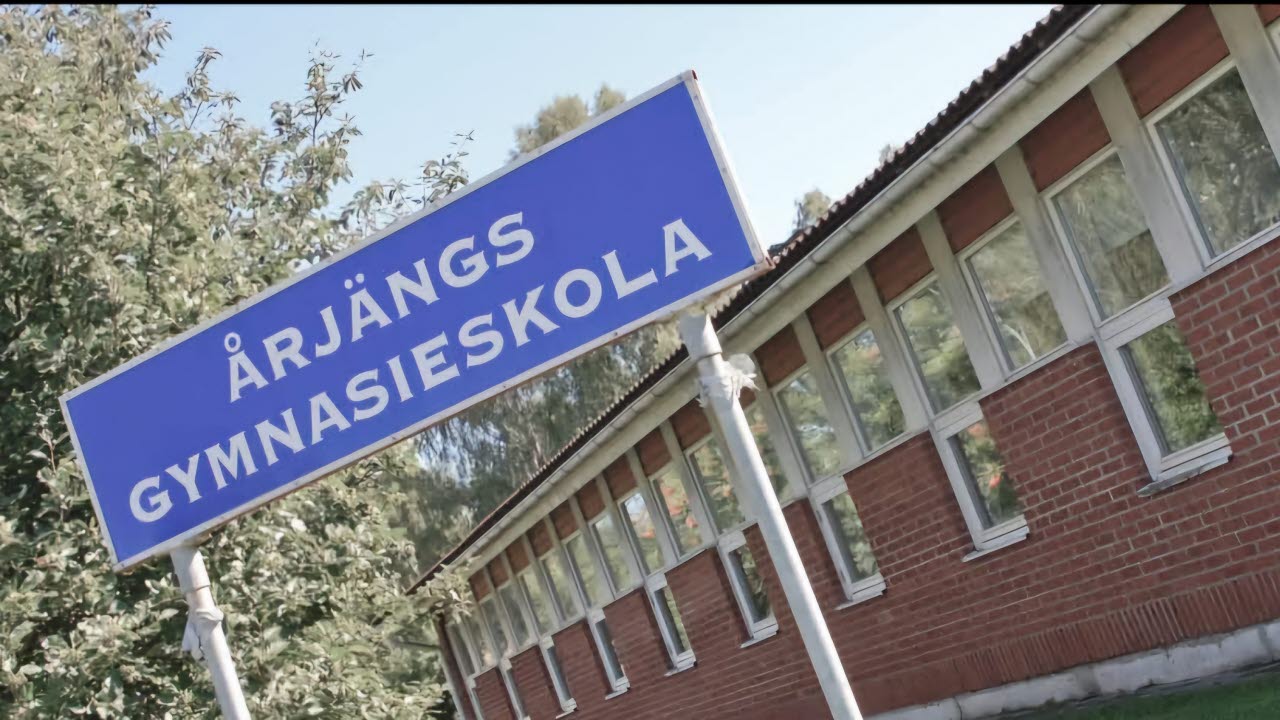Bild på en blå vägskylt med texten Årjängs Gymnasieskola i vitt
