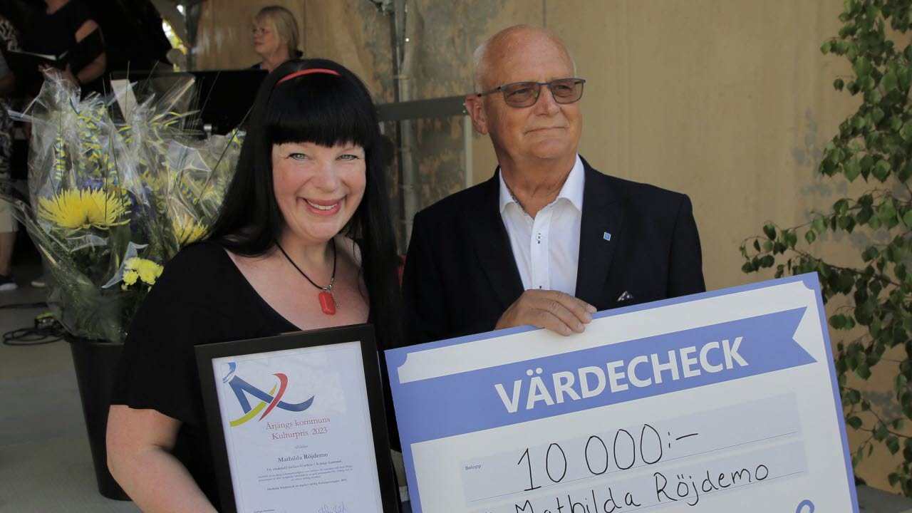 2023 års kulturpristagare Mathilda Röjdemo tillsammans med Lennart Nilsson.