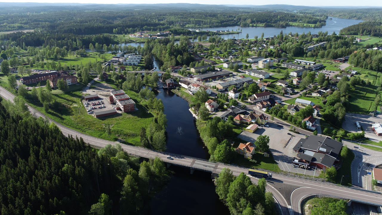 Drönarbild över delar av Töcksfors med slussen