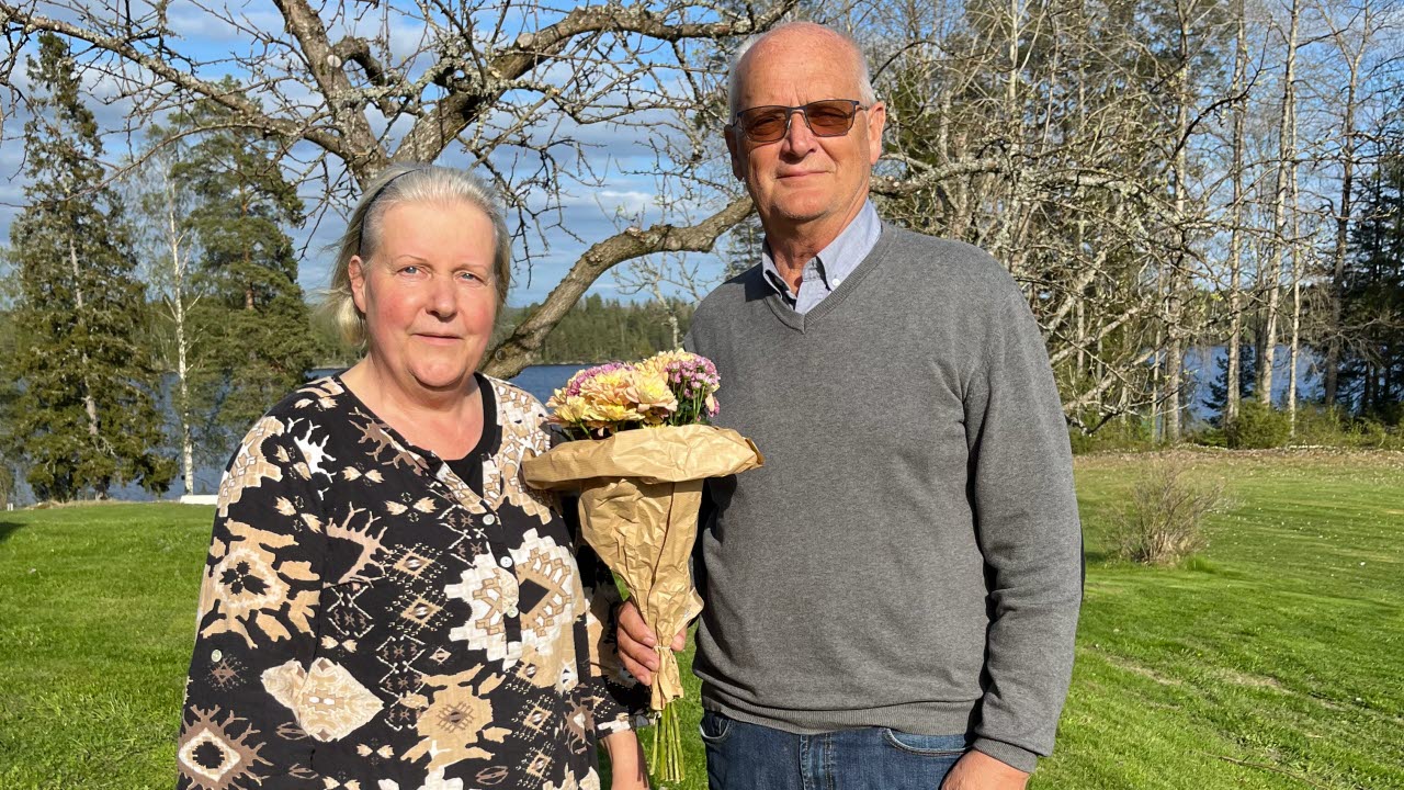 Lennart Olsson delar ut Årets Årjängel till Svea Jonsson.