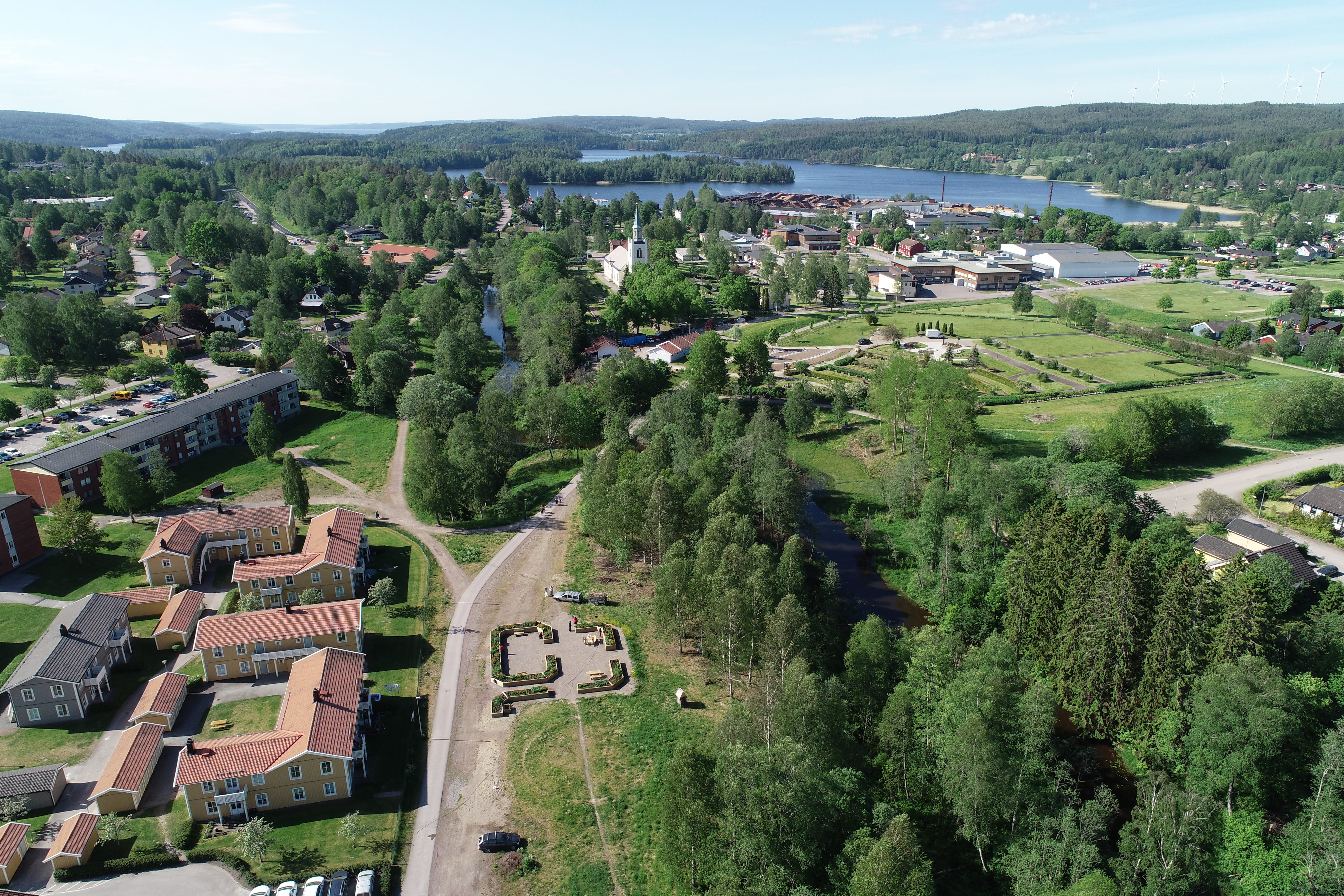 Drönarbild över del av Årjäng med Fjärilsparken i fokus