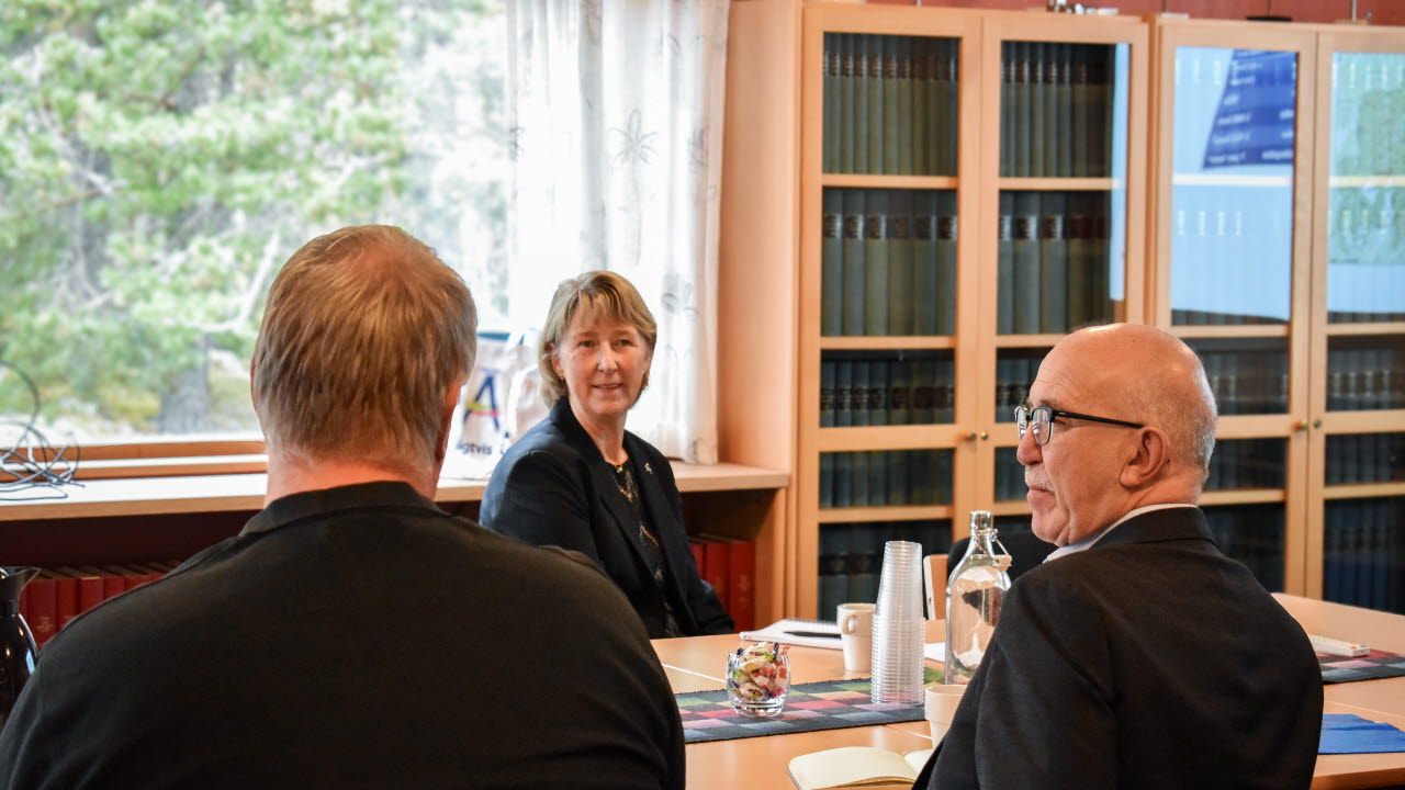 SKRs ordförande Anders Henriksson, Sven-Erik Sköld förvaltningsekonom och Birgitta Evensson kommunchef