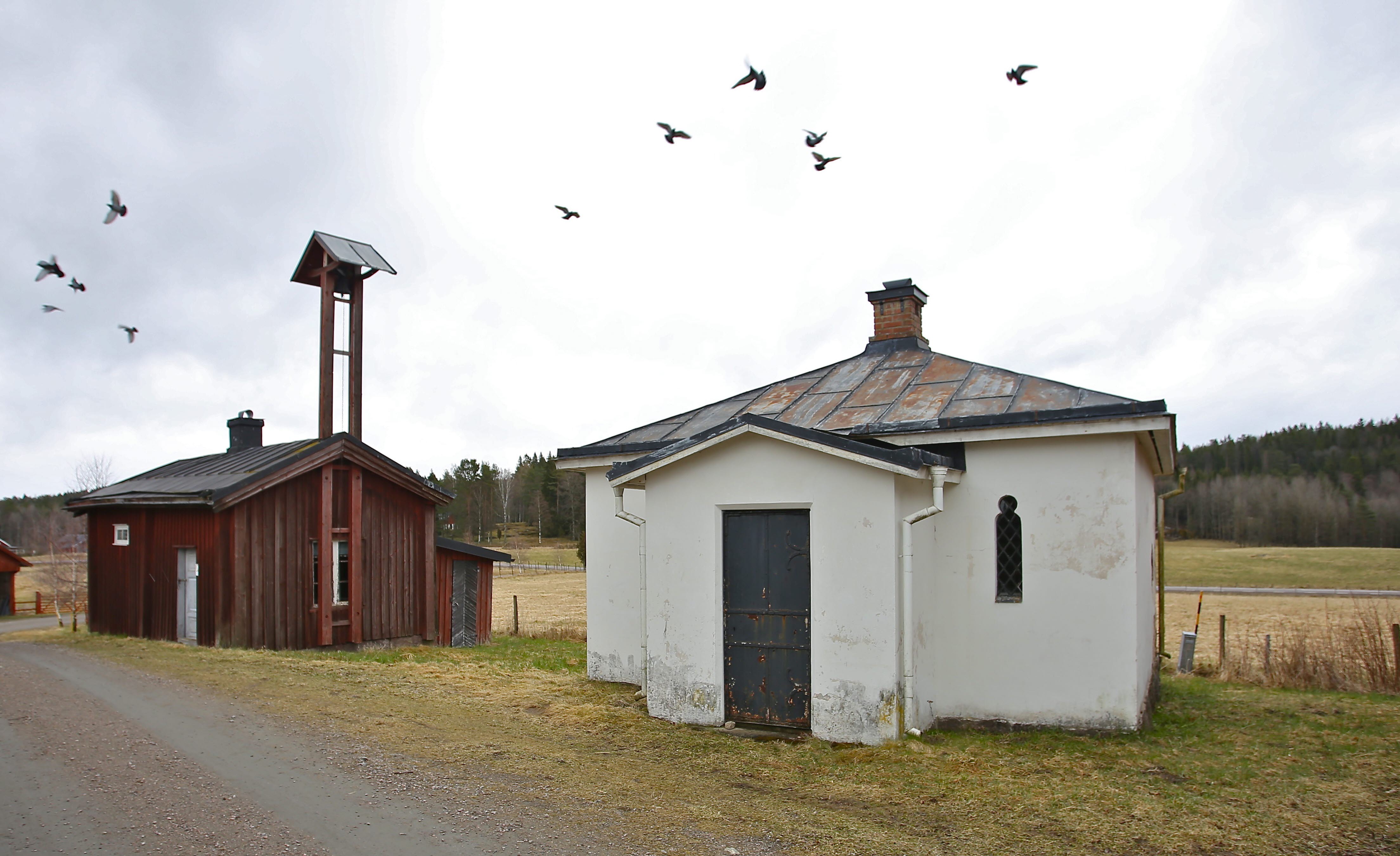 Utomhusbild på häktesbyggnaden och arkivbyggnaden i Långelanda.